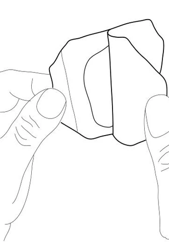 Dos manos sostienen y separan un blíster de medicamentos con dos compartimentos para comprimidos en un dibujo lineal en blanco y negro