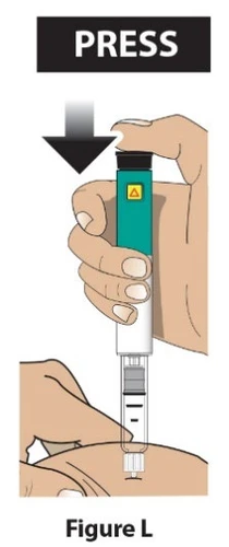 Una mano presiona la parte superior de un autoinyector médico azul y blanco contra la piel del brazo siguiendo la flecha negra hacia abajo