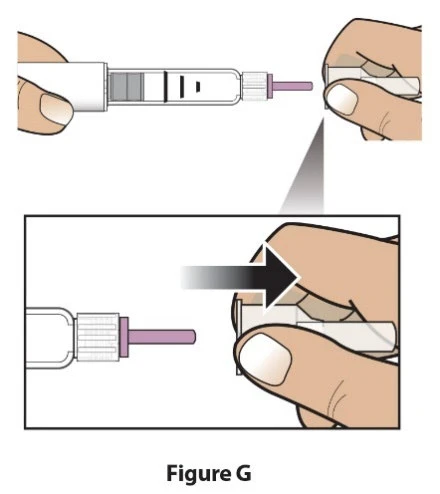 Dos manos que conectan un dispositivo médico blanco a un componente cilíndrico morado mediante un movimiento hacia la derecha indicado por una flecha negra