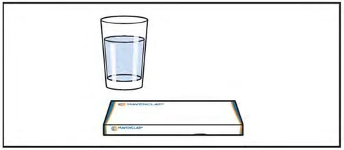 Un vaso de vidrio lleno de
