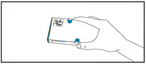 Una mano sostiene una caja de medicamento blanca con letras azules y un pequeño logotipo de colores en el lado izquierdo