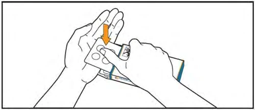 Dos manos sostienen un blíster de comprimidos y un envase de medicamento con una flecha naranja que apunta hacia el blíster