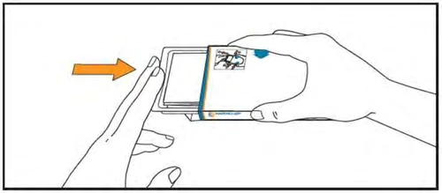 Dos manos sostienen un dispositivo médico rectangular mientras una flecha naranja indica el movimiento de deslizamiento hacia la izquierda