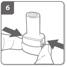 Ilustración técnica que muestra dos flechas negras que indican que hay que presionar lateralmente la base de un dispositivo médico blanco con los dedos