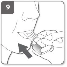 Dibujo en blanco y negro de una persona que introduce un dispositivo médico en la boca con una mano que lo empuja hacia la lengua