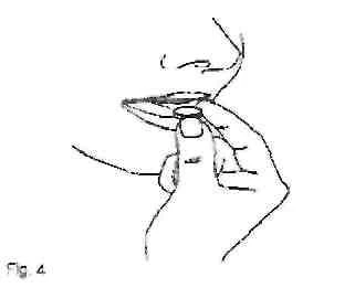 Dibujo lineal de una mano que sostiene y abre con los dedos un pequeño recipiente o frasco de medicamento sobre fondo blanco