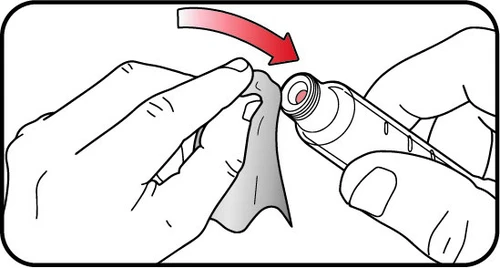 Dos manos retiran la tapa protectora de una pluma inyectora siguiendo la dirección indicada por una flecha roja curva