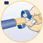 Una mano gira la parte superior de una pluma inyectora médica siguiendo la dirección de una flecha azul curva para preparar la dosis