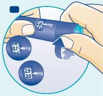 Dos manos sostienen un dispositivo médico azul con indicadores de dosis que muestran los valores 0,7 mg y 2,9-3,0 mg en círculos separados