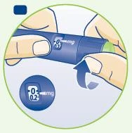 Dos manos sostienen un dispositivo médico azul con indicación de 0,2 mg y una flecha azul que indica el movimiento de rotación o activación