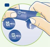 Dos manos sostienen un dispositivo médico azul con indicadores de dosis que muestran valores como 1,2 mg y 5,8-6,0 mg sobre fondo claro