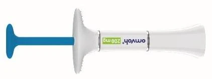 Медицинское устройство Omvoh 200 mg с белым корпусом и плоской рукояткой, с синим поршнем слева и наконечником для иглы