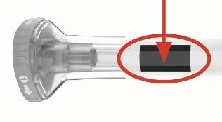 Деталь прозрачного медицинского устройства с красной стрелкой, указывающей на чёрный прямоугольник в нижней части устройства