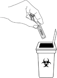 Jedna ręka trzyma długopis iniekcyjny, by umieścić go w pojemniku na odpady biologiczne oznaczonym symbolem zagrożenia biologicznego