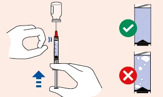 Diagram medyczny przedstawiający rękę ciągnącą tłoczek strzykawki z zielonym znakiem zaznaczenia obok pęcherzyków powietrza