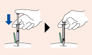 Diagram przedstawiający dwie ręce trzymające strzykawkę do wstrzyknięcia cieczy w białą powierzchnię, z niebieską strzałką wskazującą w dół