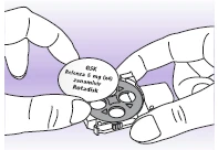 Две руки держат и открывают круглое белое медицинское устройство с чёрными надписями и серым внутренним отсеком с двумя круглыми отверстиями