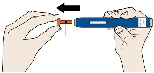 Dos manos separan una tapa naranja del cuerpo azul de una pluma inyectora siguiendo la dirección de una flecha negra horizontal