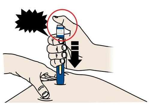 Mano que presiona el botón superior de una pluma inyectora azul contra la piel del