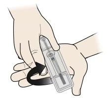 Dos manos sostienen un dispositivo médico transparente con una aguja interna y una flecha negra curva indica el movimiento de rotación del dispositivo