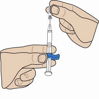 Dos manos sostienen una jeringa vertical con una tapa azul en la base mientras la mano superior sujeta la parte superior del dispositivo