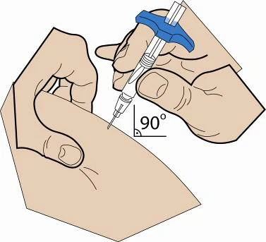 Dos manos que sostienen una jeringa para inyectar un medicamento en la piel con un ángulo de 90 grados respecto a la superficie del cuerpo