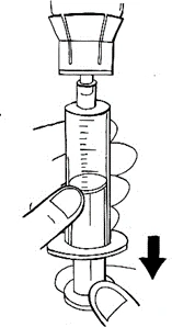 Disegno tecnico che mostra una mano che preme il pistone di una siringa verso il basso con una freccia nera che indica la direzione del movimento