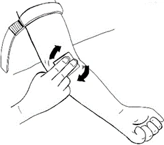 Disegno in bianco e nero di una mano che pulisce la pelle dell'avambraccio con un tampone seguendo un movimento circolare indicato da frecce nere