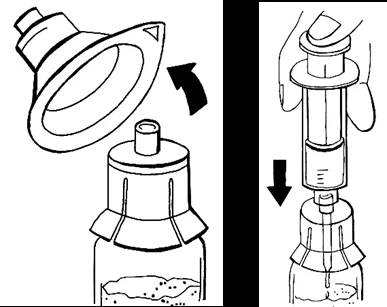 Disegno tecnico che mostra come rimuovere il cappuccio protettivo e inserire la siringa nel flacone di farmaco per il prelievo