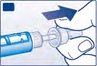Una mano sostiene una pluma inyectora azul y la coloca contra la piel del cuerpo con una flecha azul que indica la dirección del movimiento