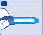Una mano sostiene horizontalmente una pluma inyectora médica de color azul y blanco sobre un fondo azul claro