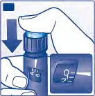 Una mano presiona la tapa azul de un dispositivo médico hacia abajo mientras la