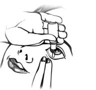 Disegno in bianco e nero che mostra una mano che tiene un flaconcino per far cadere una goccia di medicinale nell'occhio di una persona