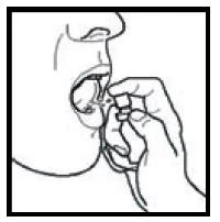 Dibujo en blanco y negro de una mano que introduce una pastilla o un medicamento en la boca abierta de una persona