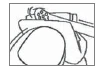 Dibujo lineal que muestra a una persona sentada de espaldas con la mano apoyada en la parte superior del muslo derecho