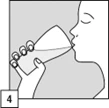 Perfil de una persona con los ojos cerrados bebiendo de un vaso inclinado sostenido con una mano sobre un fondo gris y blanco