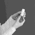 Dos manos con bata blanca sostienen y observan atentamente un pequeño frasco cilíndrico de medicamento sobre un fondo oscuro uniforme