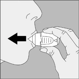 Perfil de un rostro que sostiene un inhalador blanco cerca de la boca con una flecha negra que indica el