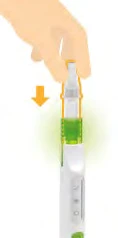 Una mano sostiene un dispositivo médico blanco con una sección verde y una flecha naranja apuntando hacia abajo que indica el movimiento