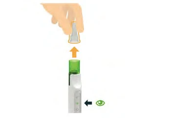 Una mano levanta una tapa transparente de un dispositivo médico blanco con indicador verde y una flecha que apunta hacia un ojo