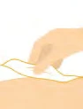 Una mano presiona suavemente una compresa o gasa blanca sobre la superficie de la piel de un cuerpo humano