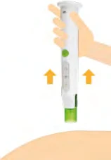 Una mano sostiene un dispositivo médico blanco con detalles verdes y flechas naranjas dirigidas hacia el