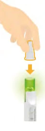 Una mano sostiene una tapa blanca que se presiona hacia abajo con una flecha naranja sobre un dispositivo médico cilíndrico verde y blanco