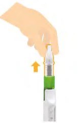 Una mano sostiene un dispositivo médico cilíndrico blanco y verde con una flecha naranja apuntando hacia el
