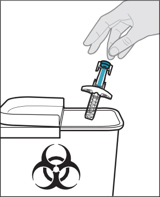 Una mano sostiene una jeringa para insertarla en un contenedor de desecho con símbolo de riesgo biológico para residuos sanitarios
