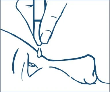 Blue line drawing showing a hand holding an injectable pen to apply a drop of medication onto the body skin