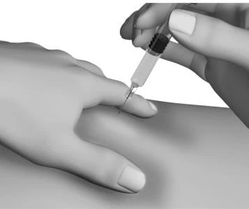 Dos manos sostienen una jeringa con aguja fina que se inserta en una superficie cutánea clara para una