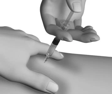 Una mano sostiene una jeringa con aguja y la dirige hacia la piel de un brazo mientras la