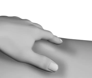 Una mano humana apoyada sobre una superficie lisa y curva que representa una parte del cuerpo como una pierna o una cadera