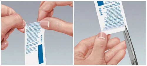 Dos manos desgarrando una tira de papel blanco de un prospecto y una mano usando tijeras para cortar la misma tira